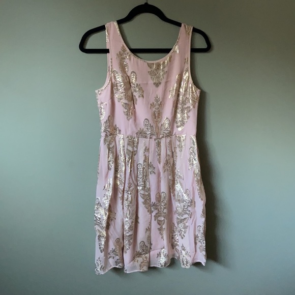 ✨ Host Pick ✨ Blush pink and gold formal dress - Picture 2 of 7